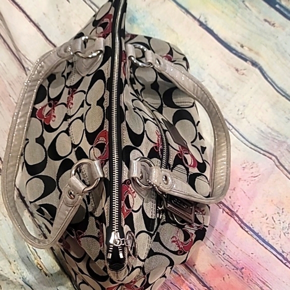 Coach purse only used a few times - Picture 2 of 7